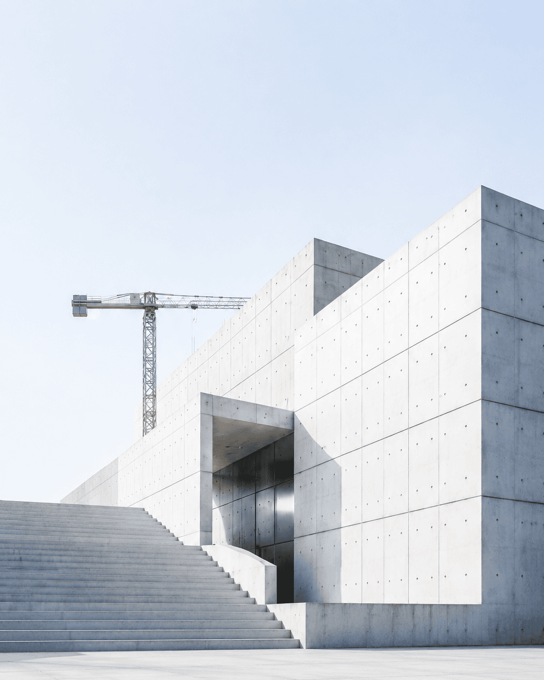 建設中のコンクリート建築とクレーン